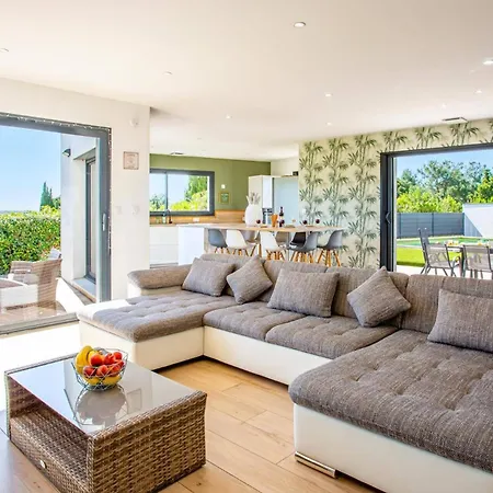 Вилла Zephyr By Tourbes